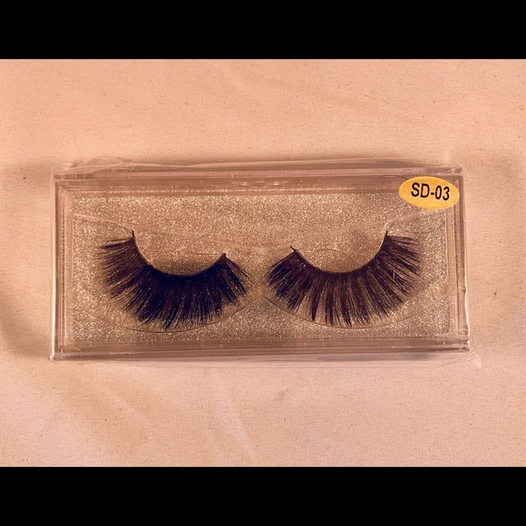 Sky-La Extensions Other - ONE PAIR OF 3D LASHES W/GLITTER CASES